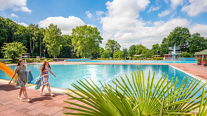 Ein Schwimmbecken im Freibad. 
