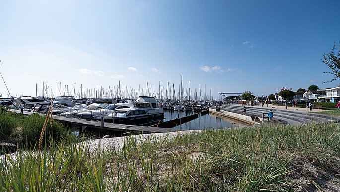 Zu sehen ist der Yachthafen im Sommer von Grömitz