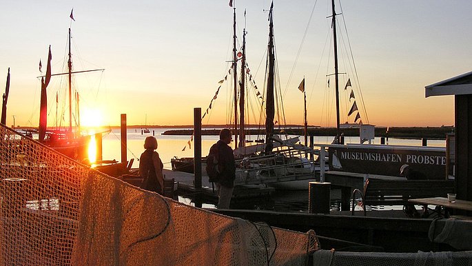 Zu sehen ist der Museumshafen im Sonnenuntergang.