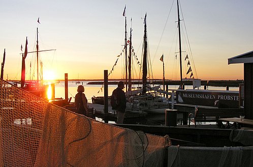 Zu sehen ist der Museumshafen im Sonnenuntergang.