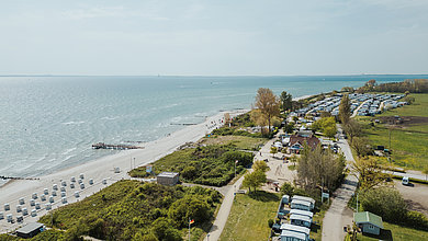 Luftbildaufnahme vom Campingplatz in Rettin. Links ist die Ostsee und der Strand zu sehen.