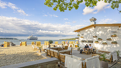 Eine Strandbar direkt am Strand in Heikendorf. 