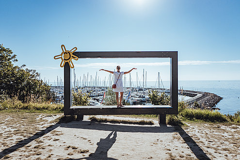 Selfie-Spot in Grömitz mit dem Yachthafen im Hintergrund.