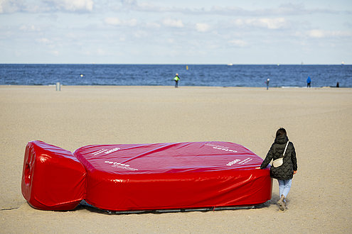 Riesenwärmflasche Wärmy am Ostsee Strand.