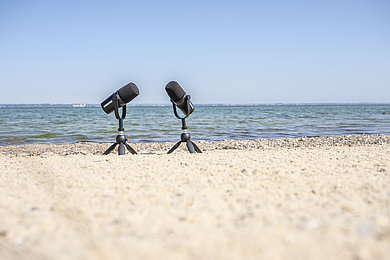 Zwei Mikrofone am Strand 