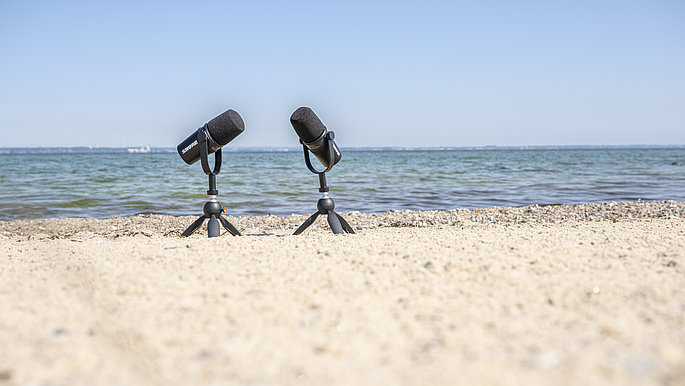 Zwei Mikrofone am Strand 