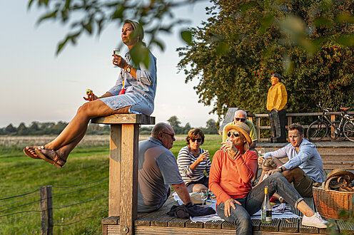 Eine Gruppe von Leute macht eine Pause der Radtour. 
