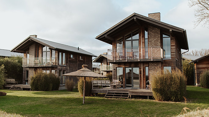 Auf dem Bild sind zwei Wohnhäuser der Kailua Lodge zu sehen