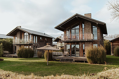 Auf dem Bild sind zwei Wohnhäuser der Kailua Lodge zu sehen