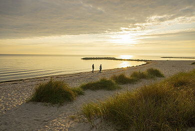 Luftbildaufnahme mit Blick auf den Sonnenuntergang am Strand in Schönberg.