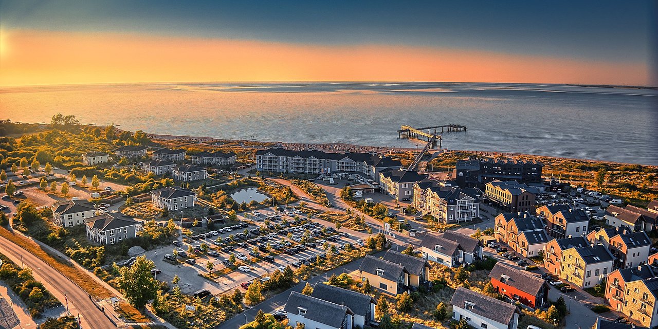 Luftbildaufnahme von Heiligenhafen an der Ostsee Schleswig-Holstein im Sonnenuntergang