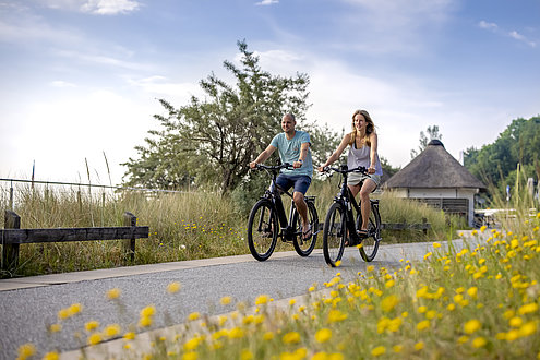 Paar fährt auf der Promenade Fahrrad