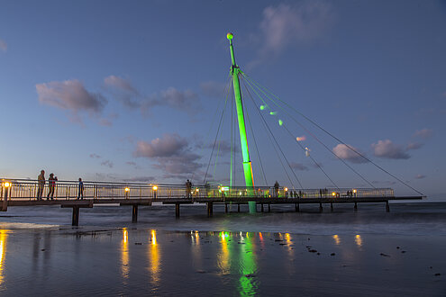 Lichtermeer in Hohwacht. Zu sehen ist die Seebrücke, sie wird von grünen Licht angestrahlt. Die Ostsee spiegelt die Lichtreflextionen.