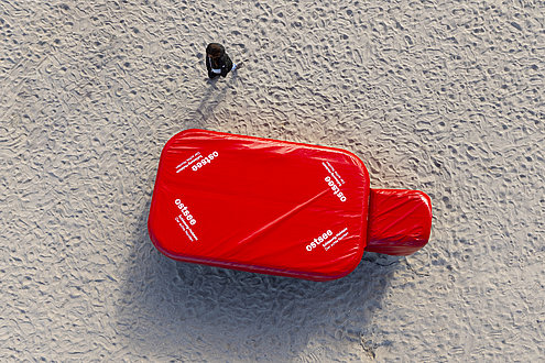 Luftbild von der Riesenwärmflasche Wärmy am Ostsee Strand.