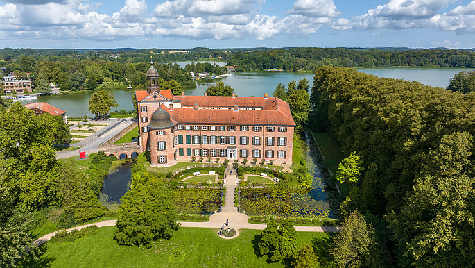 Zu sehen ist das Eutiner Schloss im Sommer.