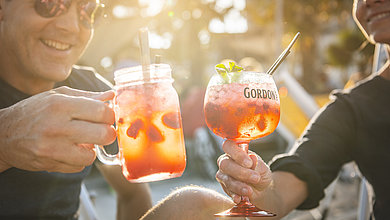Leckere Cocktails. Freunde stoßen zusammen an.