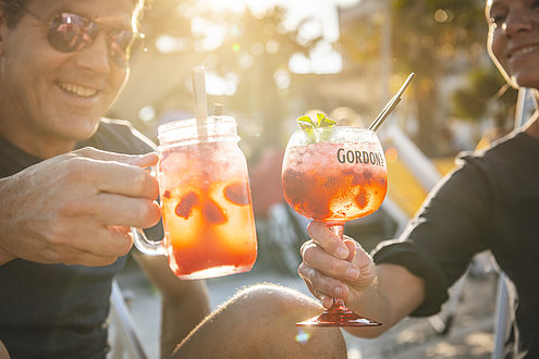 Leckere Cocktails. Freunde stoßen zusammen an.