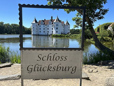 Selfie-Spot Glücksburg mit dem Schloss Glücksburg im Hintergrund