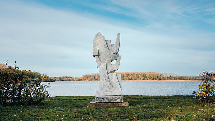 Skulptur auf dem Kunstkilometer in Neustadt i. H.