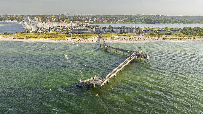 Die Seebrücke von Heiligenhafen von oben. 