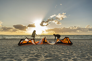 Kite Surfer am Ostseestrand mit Sonnenuntergang