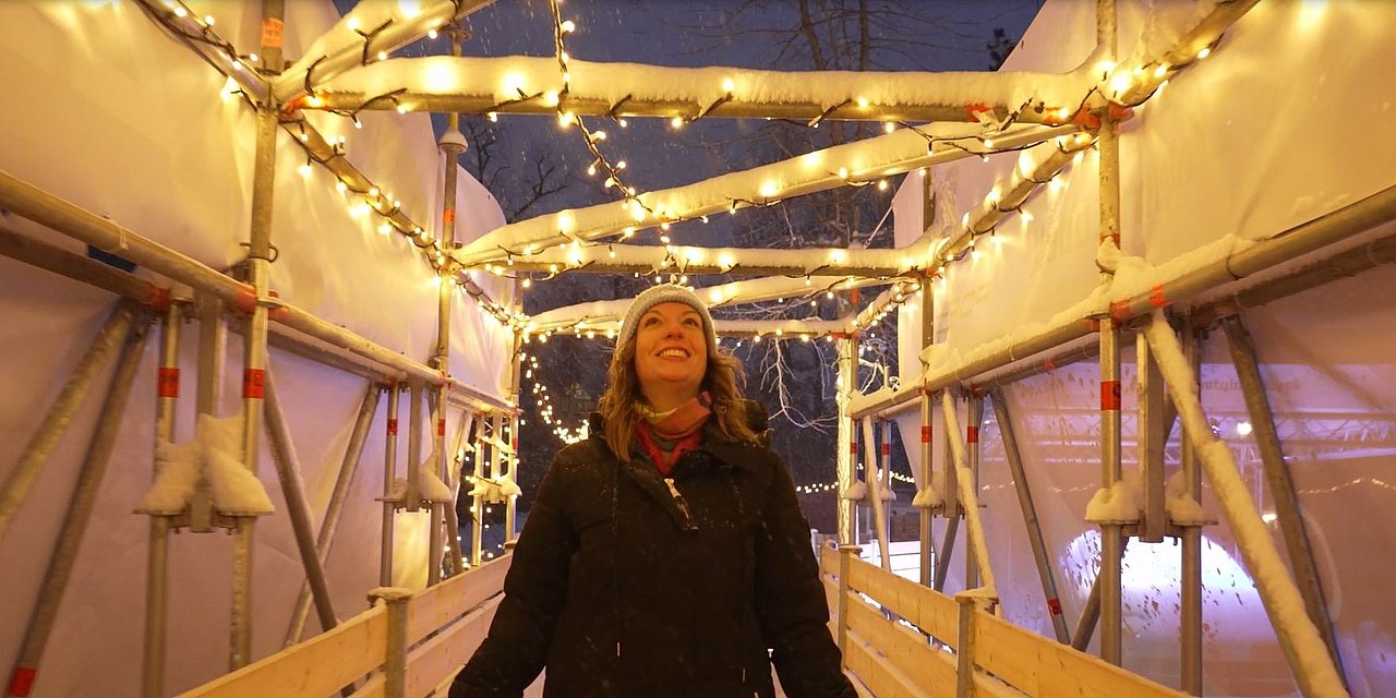 Simone Dikow probiert den Rundlauf auf der Schlittschuhbahn aus.