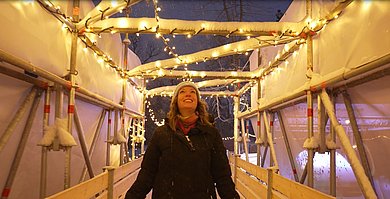 Simone Dikow probiert den Rundlauf auf der Schlittschuhbahn aus.