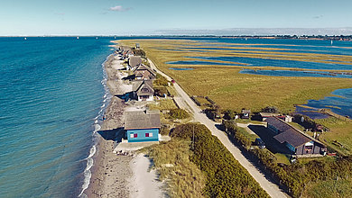 Luftbildaufnahme von dem Naturschutzgebiet Graswarder in Heiligenhafen an der Ostsee Schleswig-Holstein