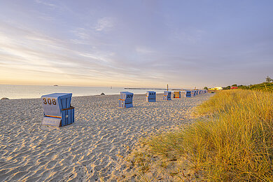 Ein Strand im Abendlicht  mit Strandkörben