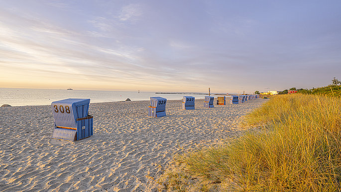 Ein Strand im Abendlicht  mit Strandkörben