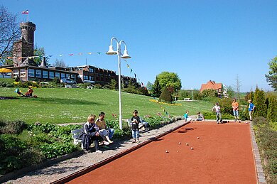 Boulen in Lütjenburg. Eine rote Bahn, links und rechts grüne Wiese.