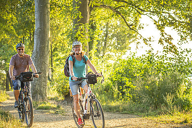 Zwei Radfahrer auf einem Radweg in Lensahn im OstseeFerienLand.