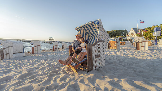 ein Paar im Strandkorb in GLücksburg, das gemeinsam auf das Meer schaut. 