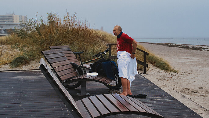 Wolfgang Kulow trocknet sich nach dem Eisbaden auf der Promenade ab.
