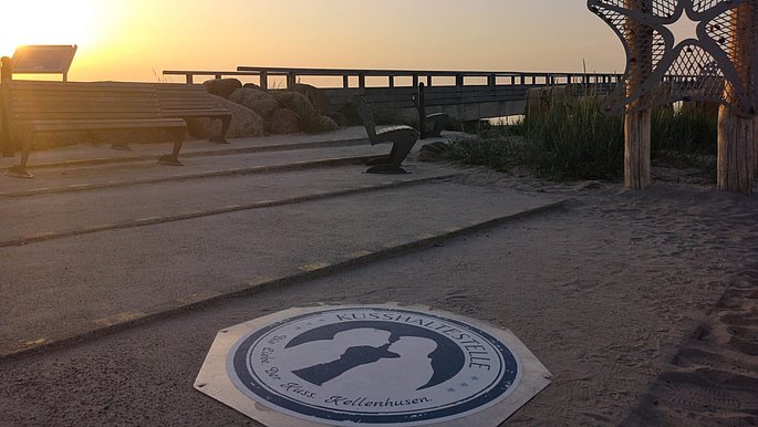 Das eingelassen Symbol "Zwei küssende Menschen" markiert die Kusshaltestelle auf der Promenade.