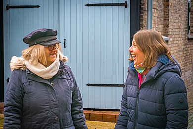 Vor der Alten Fischräucherei steht Simone mit Katharina Mahrt.