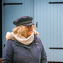 Vor der Alten Fischräucherei steht Simone mit Katharina Mahrt.