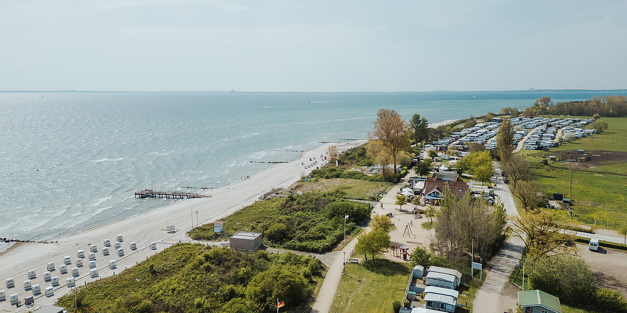 Luftbildaufnahme vom Campingplatz in Rettin. Links ist die Ostsee und der Strand zu sehen.
