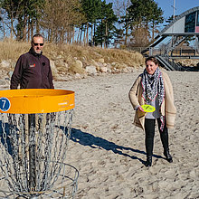 Heiko Behrens und Ostseelauschen-Moderatorin Simone spielen Disk-Golf.