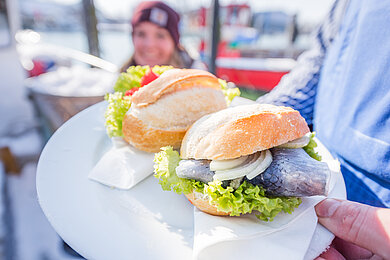 Fischbrötchen auf einem Teller