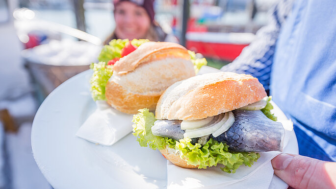 Fischbrötchen auf einem Teller