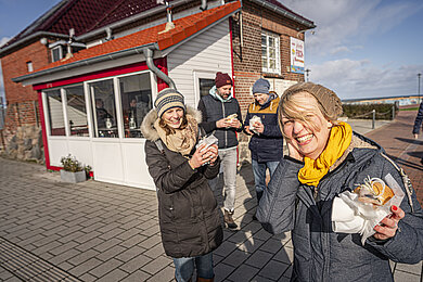 eine Gruppe von Leuten mit Fischbrötchen Laboe