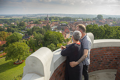 Ein Paar steht auf der Aussichtsplattform des Bismarckturms und genießt den Blick über Lütjenburg.