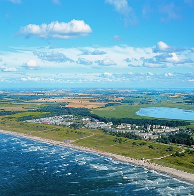 Luftbildaufnahme vom Weißenhäuser Strand an der Ostsee Schleswig-Holstein im Sommer