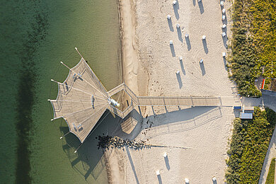 Luftbildaufnahme von der Seebrücke in Hohwacht. Form der Seebrücke gleicht einer Flunder