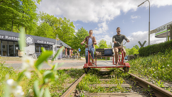 Pärchen macht eine Draisninentour von Malente nach Lütjenburg