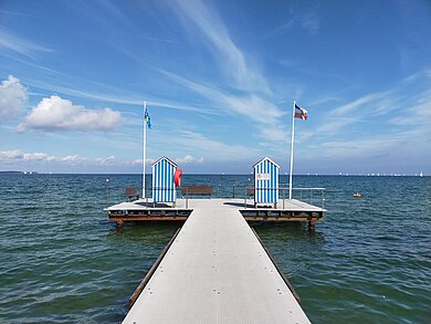 ein kleiner Steg führt zur Mole, Blick aufs Meer. 