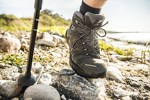 Nahaufnahme von einem Wanderschuh. 
