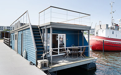 Ein Hausboot im Hafen von Fehmarn