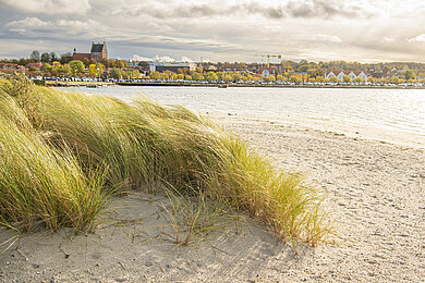 Der Strand von Heiligenhafen mit Blick auf die Altstadt.